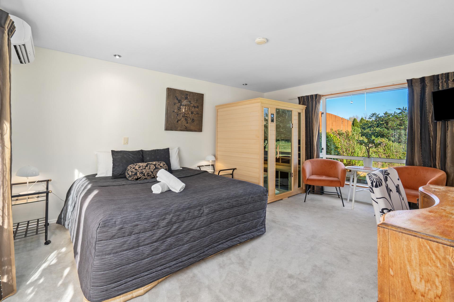 Lodge Ensuite at Vibrant Living — mountain views